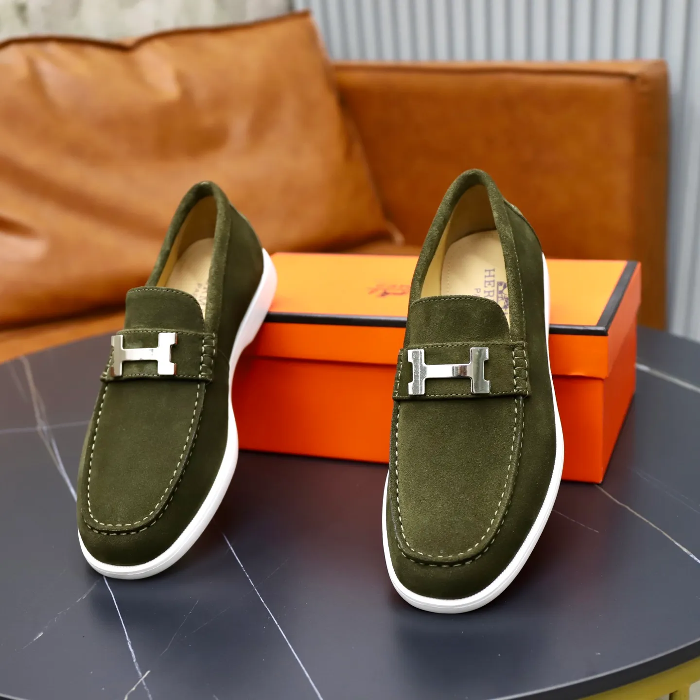 Ex-factory price: 540💰Hermès/Hermès slip-on men's shoes. This shoe is made of imported cow suede leather, with simple and smooth lines, and a 3CM rubber foam ultra-light sole combined with aerodynamic design! Youthful and fashionable, H button decoration, contrasting leather embellishment on the heel, calf lining to gently wrap your feet, with embossed logo cowhide feet, leather rock strips, casual and urban style, highlighting youthful vitality, sports and leisure version, super versatile Size number: 38-39-40-41-42-43-44 Standard leather shoe size (45 can be customized but does not support returns)
